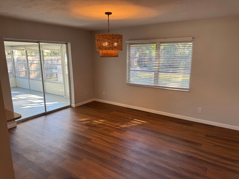 Building Photo - 438 80th Ave N