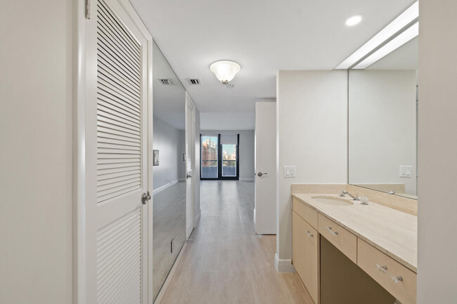 Building Photo - 525 S Flagler Dr