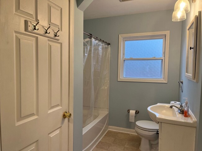 Building Photo - CHEVIOT - Adorable 3+ Bed 1 bath brick hom...