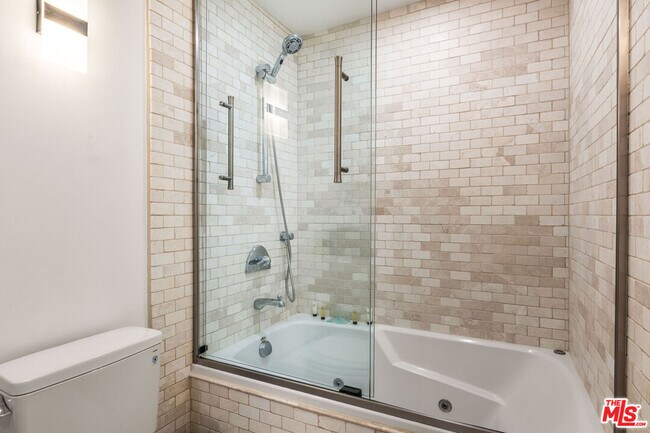 Building Photo - 8425 Hillside Ave