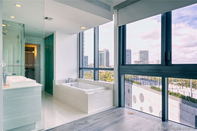 Building Photo - 650 NE 32nd St