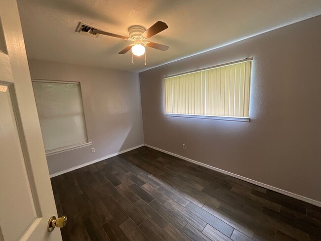 Building Photo - 2 Bed 1 Bath