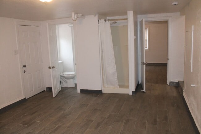 Building Photo - 3 Bedroom, 2 Bath in Single Family Home with BONUS Room Close to Downtown Pittsburg/BART