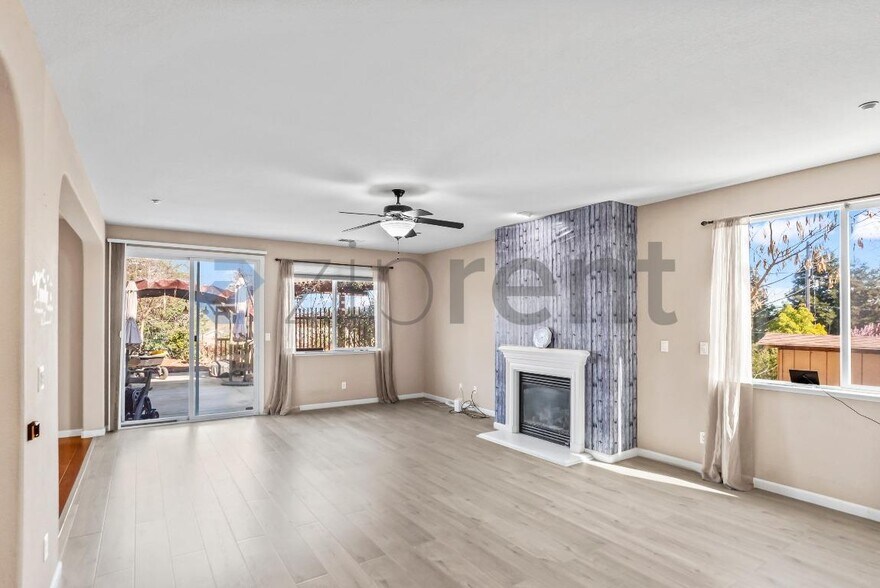 Building Photo - 205 Blum View Dr