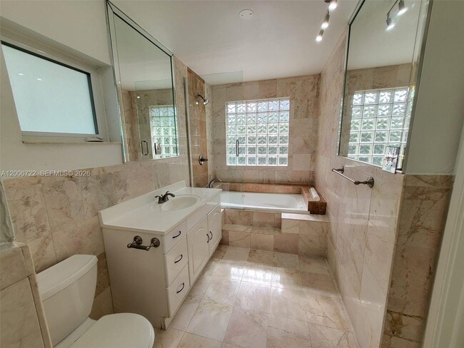 Building Photo - 825 Cremona Ave