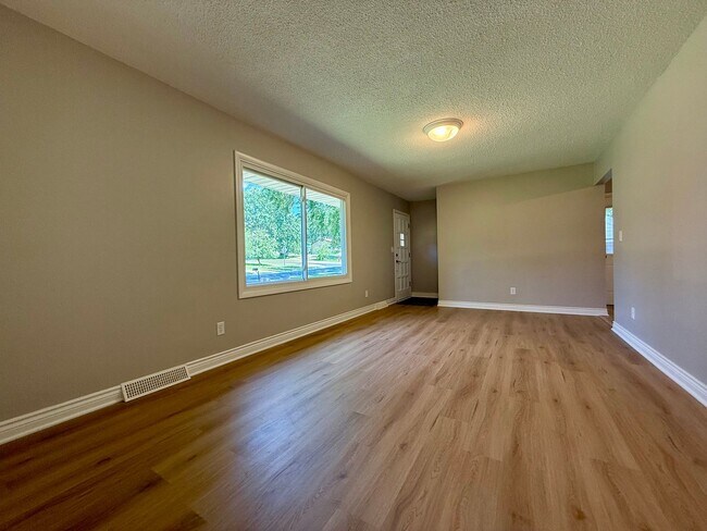 Building Photo - Remodeled 5BR/2BA Walkout Rambler Near Fish Lake Available Now! Lawn care Included!