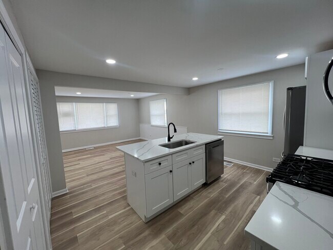 Building Photo - 4813 W 102nd St