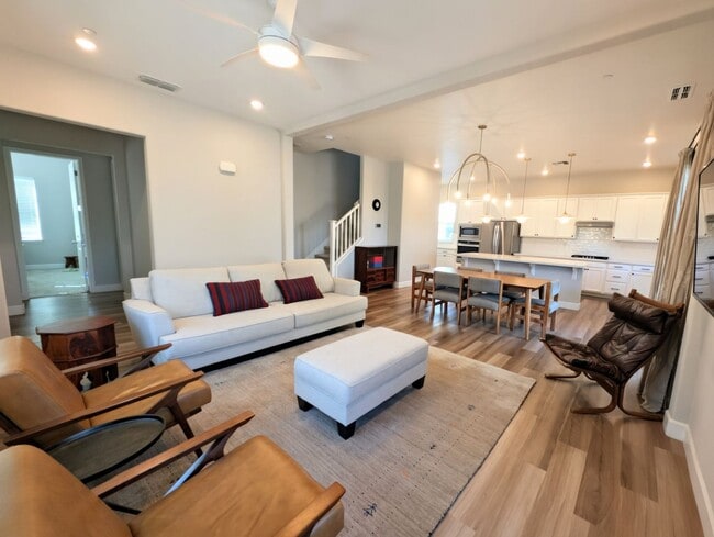 Building Photo - Pleasanton 4 Bed / 3 Bath, Top Rated Schools, Solar