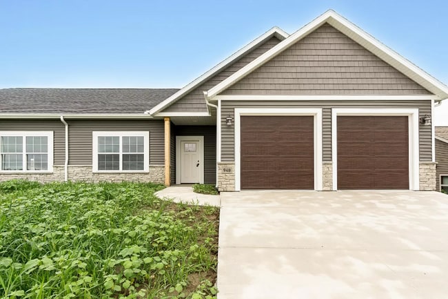 Building Photo - 940 Kings Dr