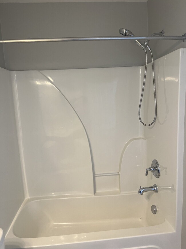 Building Photo - "Charming 2-Bed Townhouse Retreat with 2.5...