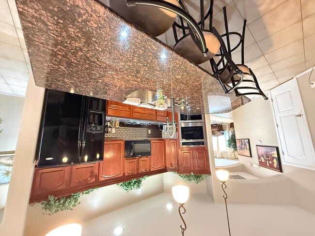 Building Photo - 1928 W Spur Dr