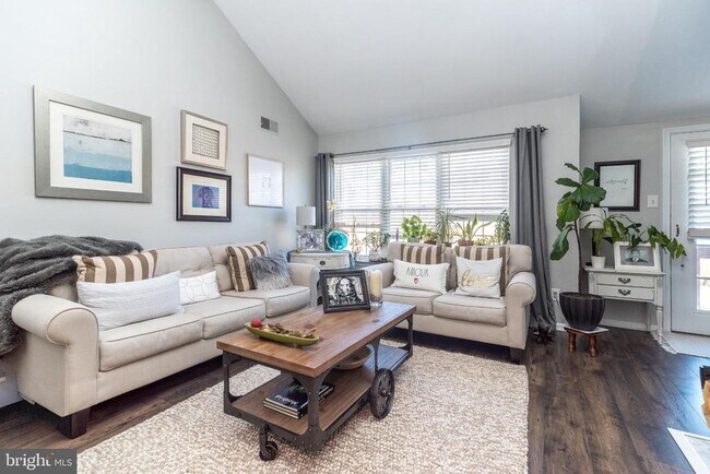 Building Photo - 42 Dogwood Ln