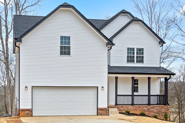 Building Photo - 4 Bedroom 3 Bath Pet Friendly Home For Rent Off Rossview Road!!