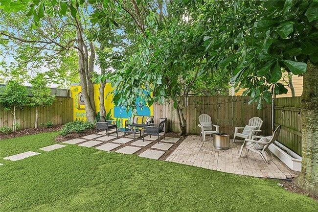 Building Photo - Gorgeous 3BD/2.5BA with Huge Backyard and Off Street Parking