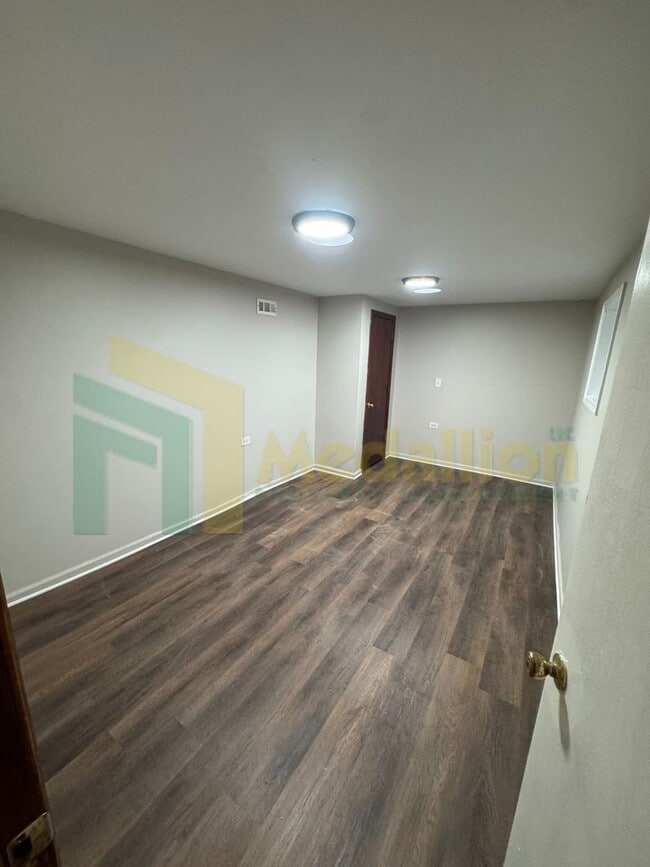 Building Photo - Updated Bungalow - 4Bed - Great location!