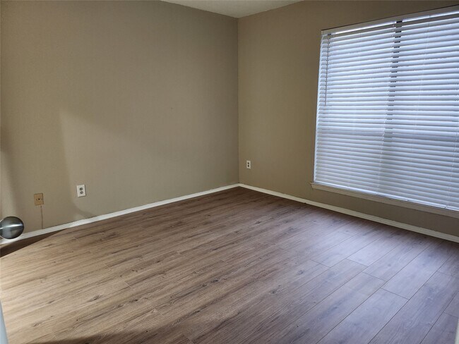 Building Photo - 6602 Harbor Town Dr