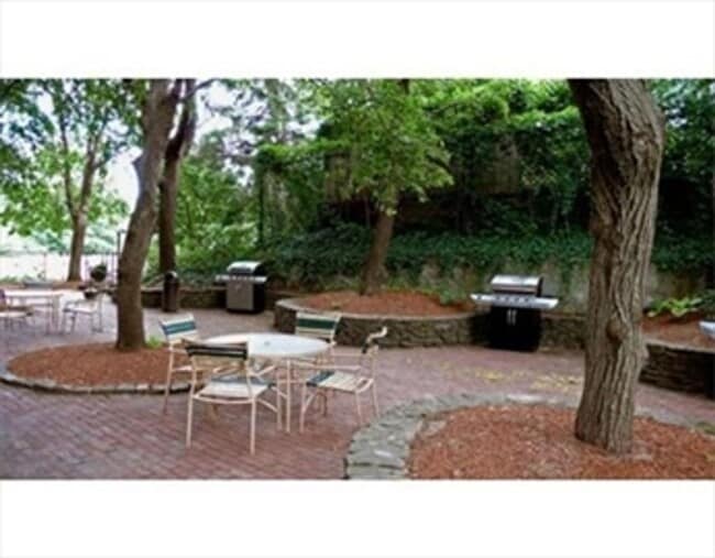 Building Photo - Short walk to Longwood Medical Area! 2-bedroom, 2-bath residence at the highly desirable Brook Ho...