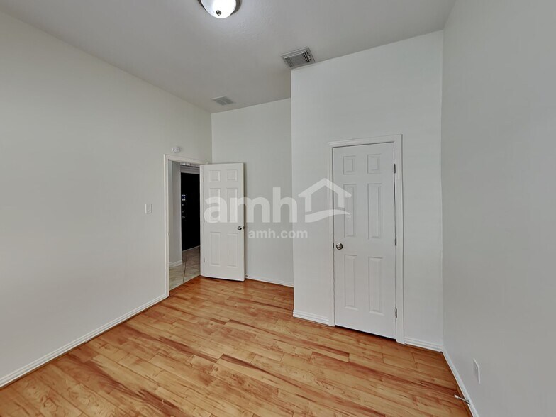 Building Photo - 30919 Blue Ridge Park Ln