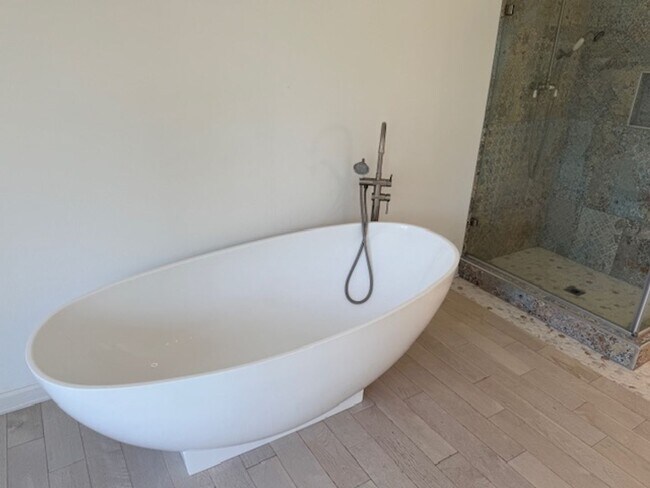 Building Photo - Unique Condo in Huntington Harbor