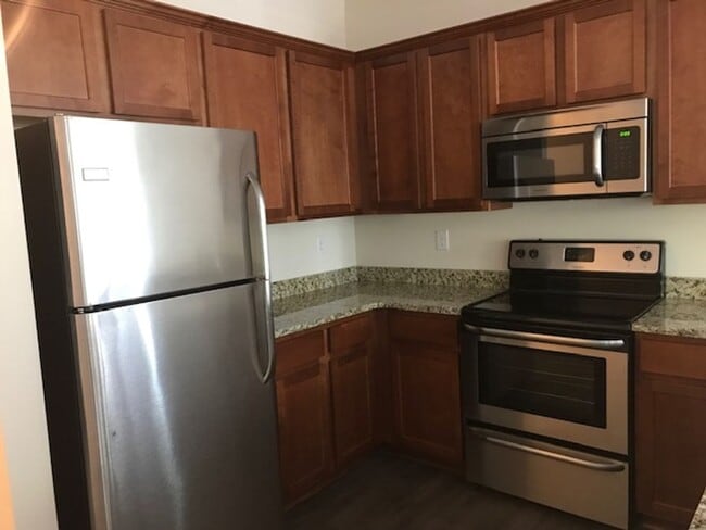 Building Photo - Luxurious 2 story 3 bedroom 2.5 bath townh...