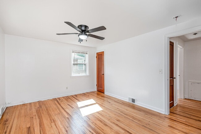 Building Photo - 2 Bedroom Duplex  $1050/Month