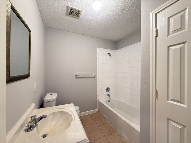 Building Photo - 4402 Larkspur St