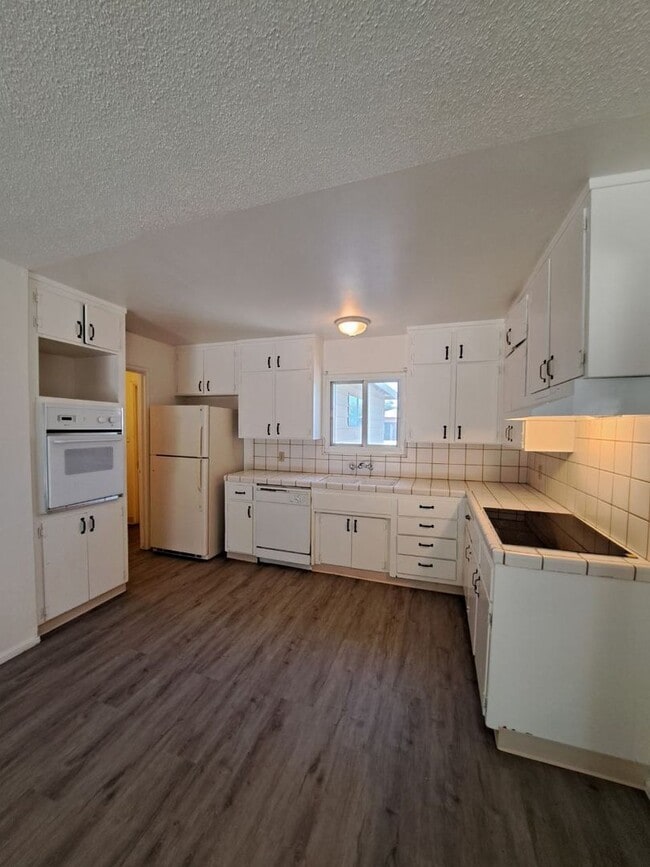 Building Photo - Amazing 3 Bedroom Home Near Cedar and Gett...
