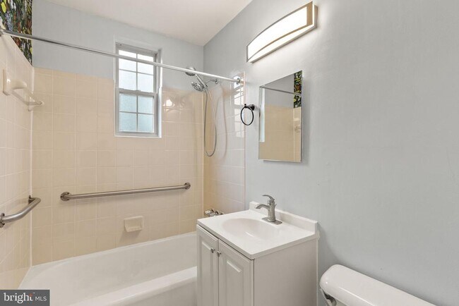 Building Photo - 939 Longfellow St NW