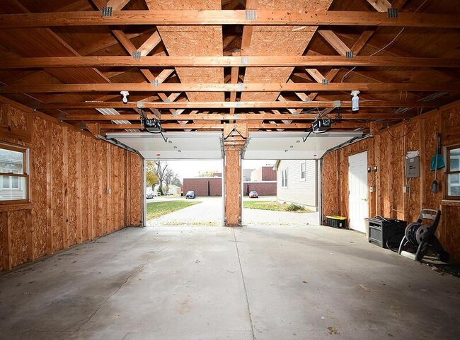 Building Photo - 405 E 5th St