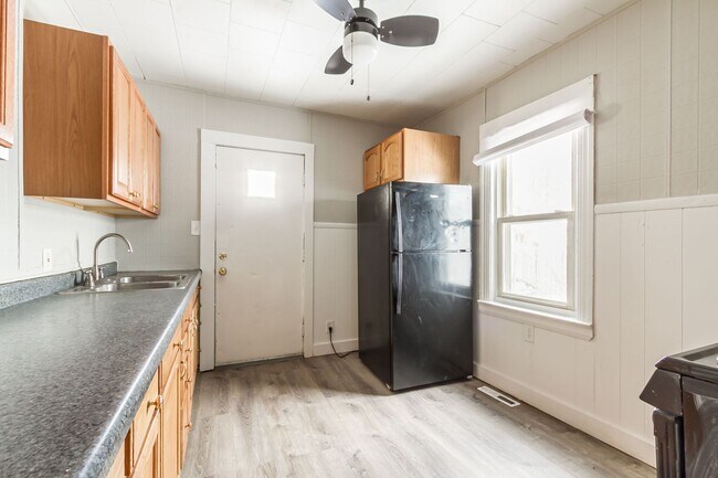 Building Photo - Spacious Rochester 3-Bedroom Home with Enclosed Porch + Backyard