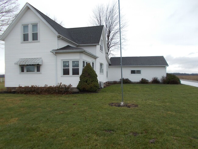 Primary Photo - Large, beautiful Farm House in North Wayne...