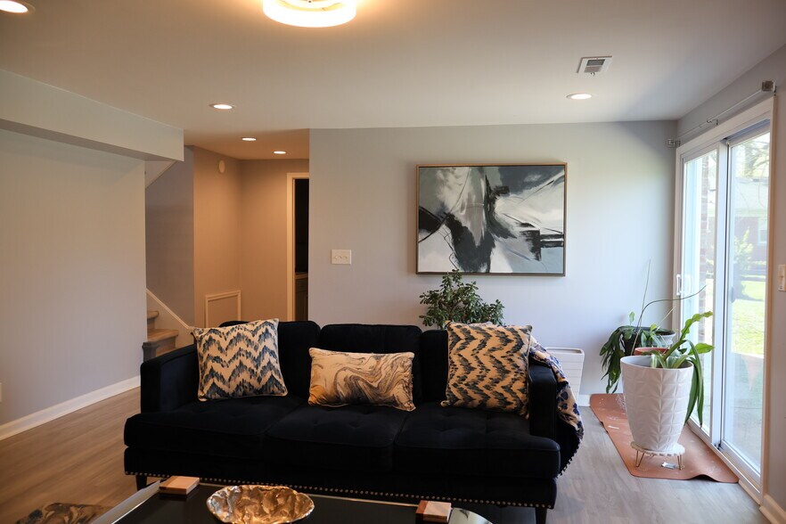 Building Photo - 3497 Castleton Hl