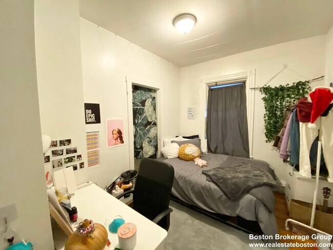 Building Photo - 72 Calumet St