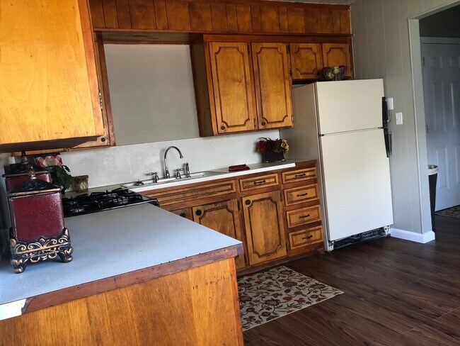 Building Photo - 109 N Uvalde Ave