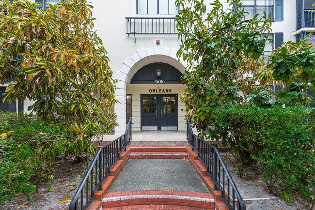 Building Photo - 3680 Inverrary Dr