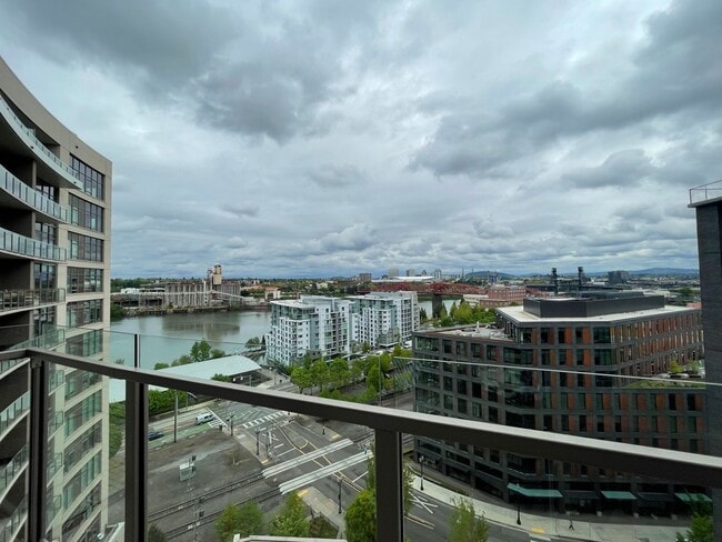 Building Photo - Incredible 1Bd/1Ba Fully Furnished Condo in the Pearl!!!! Corner Unit with Spectacular Views & Ga...
