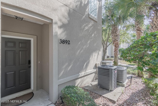 Building Photo - 3892 Summer Grove Way N