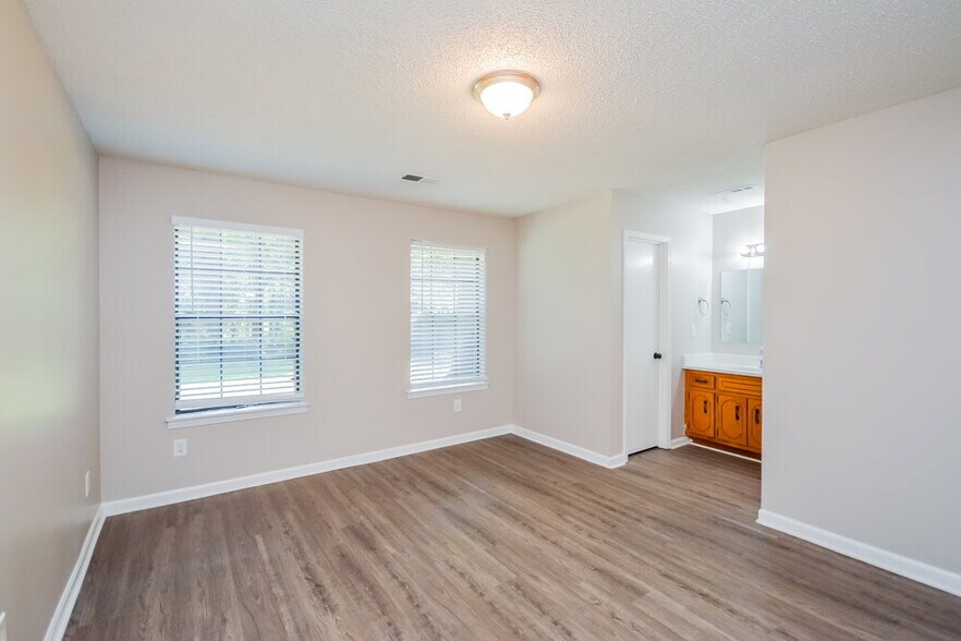 Building Photo - 400 Willow Ln