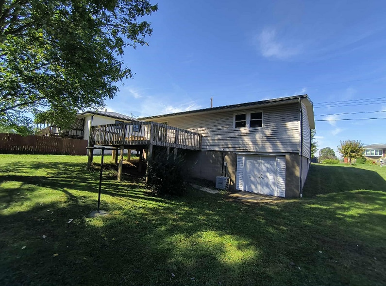 Building Photo - 916 Donegal Dr E
