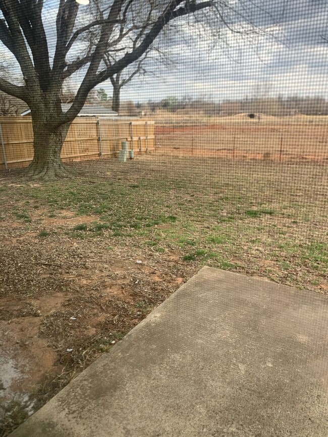 Building Photo - Renovated 3 Bedroom/ 1.5 Bath in Great Neighborhood