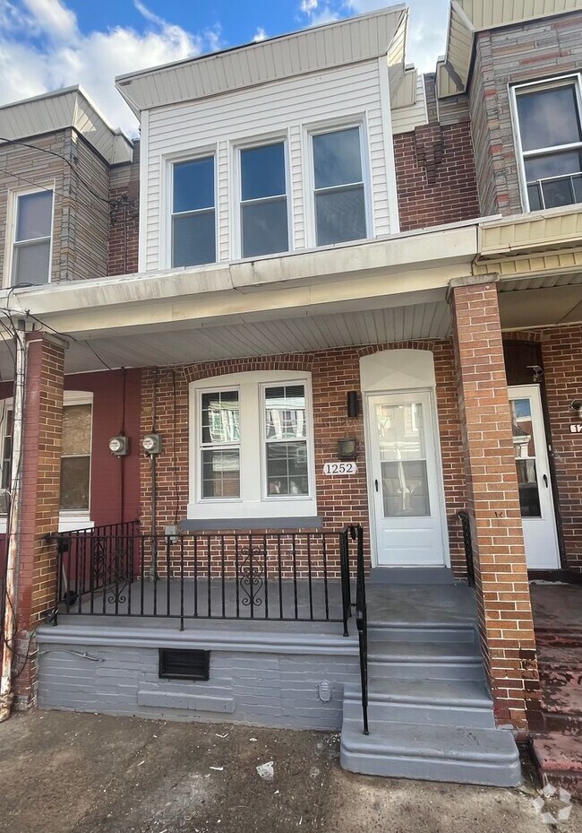 Building Photo - Newly Renovated 2 Bed/1 Bath in Whitman Pa...