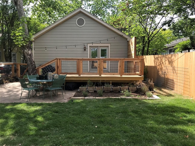 Building Photo - Hyde Park gem with Casita!!!