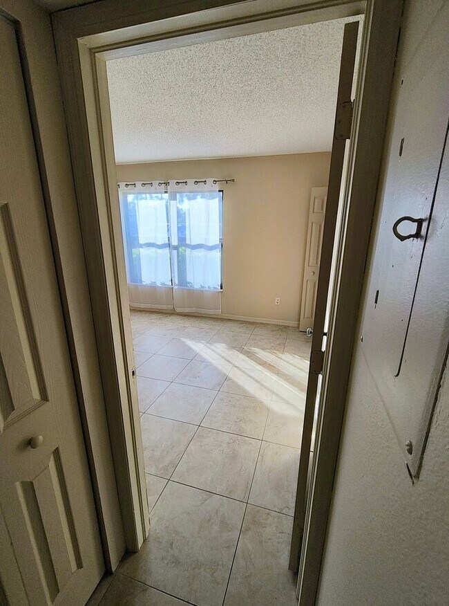 Building Photo - Charming Residence in a Prime Fort Myers Location