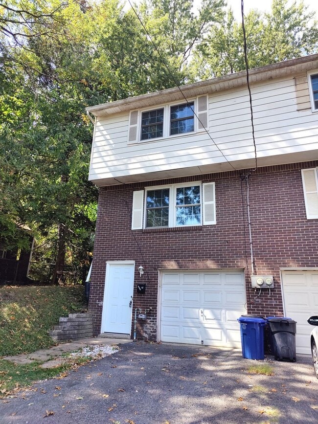 Building Photo - *Beautifully Updated 2BD/1BA Townhouse Ava...