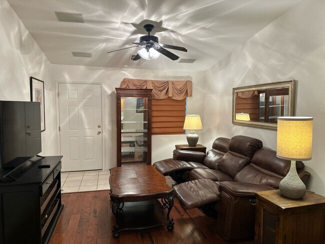 Building Photo - BEAUTIFUL 2 Bedroom 2 Bath Home