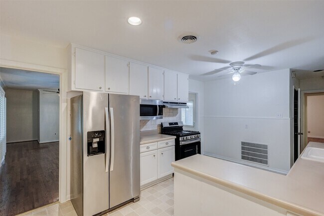 Building Photo - 3263 Bilglade Rd