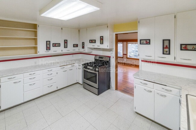 Building Photo - 2324 E South Crescent Ave