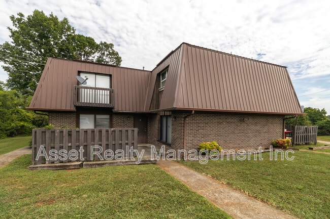 Building Photo - 504 Cedartop Ln NW