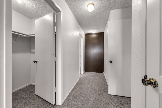 Building Photo - 2bed, 2bath condo with W/D, Balsony and river access