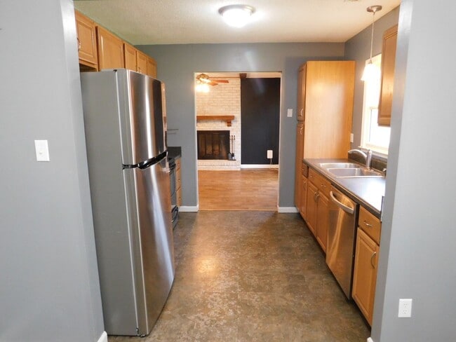 Building Photo - Quaint Family Home